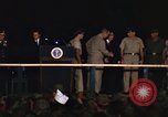 Immagine di Lyndon Baines Johnson alla base di Korat Della Thailandia, 1967, secondo 39 filmato di repertorio 65675070629