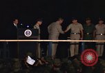 Immagine di Lyndon Baines Johnson alla base di Korat Della Thailandia, 1967, secondo 40 filmato di repertorio 65675070629