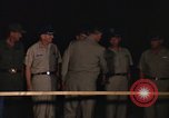 Immagine di Lyndon Baines Johnson alla base di Korat Della Thailandia, 1967, secondo 46 filmato di repertorio 65675070629