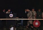 Immagine di Lyndon Baines Johnson alla base di Korat Della Thailandia, 1967, secondo 52 filmato di repertorio 65675070629