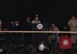 Immagine di Lyndon Baines Johnson alla base di Korat Della Thailandia, 1967, secondo 55 filmato di repertorio 65675070629