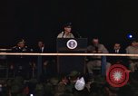 Immagine di Lyndon Baines Johnson alla base di Korat Della Thailandia, 1967, secondo 57 filmato di repertorio 65675070629