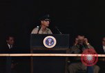 Immagine di Lyndon Baines Johnson alla base di Korat Della Thailandia, 1967, secondo 59 filmato di repertorio 65675070629