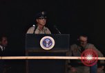Immagine di Lyndon Baines Johnson alla base di Korat Della Thailandia, 1967, secondo 60 filmato di repertorio 65675070629