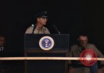 Immagine di Lyndon Baines Johnson alla base di Korat Della Thailandia, 1967, secondo 61 filmato di repertorio 65675070629