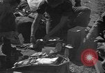 Standbild paratroop Invasion der Corregidor Mindoro (Philippinen), 1945, aus Sekunde 20 historischem Filmmaterial Videoclip 65675070642