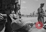 Immagine di Paratroop invasione Mindoro Filippine, 1945, secondo 29 filmato di repertorio 65675070643