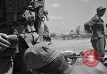 Immagine di Paratroop invasione Mindoro Filippine, 1945, secondo 30 filmato di repertorio 65675070643