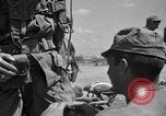 Immagine di Paratroop invasione Mindoro Filippine, 1945, secondo 32 filmato di repertorio 65675070643