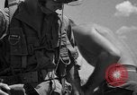 Immagine di Paratroop invasione Mindoro Filippine, 1945, secondo 35 filmato di repertorio 65675070643