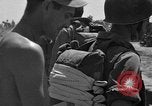 Immagine di Paratroop invasione Mindoro Filippine, 1945, secondo 41 filmato di repertorio 65675070643