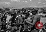 Immagine di Paratroop invasione Mindoro Filippine, 1945, secondo 55 filmato di repertorio 65675070643