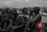 Immagine di Paratroop invasione Mindoro Filippine, 1945, secondo 57 filmato di repertorio 65675070643
