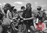 Immagine di Paratroop invasione Mindoro Filippine, 1945, secondo 60 filmato di repertorio 65675070643