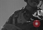 Standbild Fallschirmjäger Invasion der Corregidor Mindoro (Philippinen), 1945, aus Sekunde 32 historischem Filmmaterial Videoclip 65675070645
