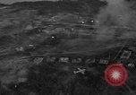 Standbild paratroop Invasion Corregidor Island Philippinen, 1945, aus Sekunde 13 historischem Filmmaterial Videoclip 65675070646