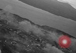Standbild paratroop Invasion Corregidor Island Philippinen, 1945, aus Sekunde 23 historischem Filmmaterial Videoclip 65675070646