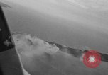 Standbild paratroop Invasion Corregidor Island Philippinen, 1945, aus Sekunde 37 historischem Filmmaterial Videoclip 65675070646