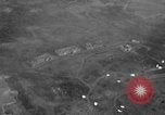 Standbild paratroop Invasion Corregidor Island Philippinen, 1945, aus Sekunde 55 historischem Filmmaterial Videoclip 65675070646