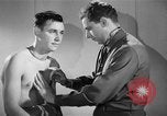 Immagine di Trattamento di seconda guerra mondiale per combattere la stanchezza o PTSD United States USA, 1945, secondo 21 filmato di repertorio 65675070655