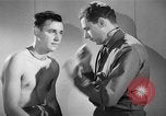 Immagine di Trattamento di seconda guerra mondiale per combattere la stanchezza o PTSD United States USA, 1945, secondo 22 filmato di repertorio 65675070655