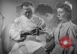 Immagine di Trattamento di seconda guerra mondiale per combattere la stanchezza o PTSD United States USA, 1945, secondo 28 filmato di repertorio 65675070655