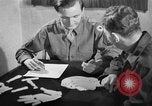 Immagine di Trattamento di seconda guerra mondiale per combattere la stanchezza o PTSD United States USA, 1945, secondo 45 filmato di repertorio 65675070655