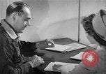 Immagine di Trattamento di seconda guerra mondiale per combattere la stanchezza o PTSD United States USA, 1945, secondo 46 filmato di repertorio 65675070655
