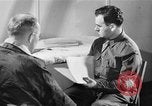 Immagine di Trattamento di seconda guerra mondiale per combattere la stanchezza o PTSD United States USA, 1945, secondo 60 filmato di repertorio 65675070655