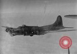 Standbild Boeing B-17 Flying Fortress Hamburg Deutschland, 1944, aus Sekunde 3 historischem Filmmaterial Videoclip 65675070661