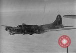 Standbild Boeing B-17 Flying Fortress Hamburg Deutschland, 1944, aus Sekunde 4 historischem Filmmaterial Videoclip 65675070661