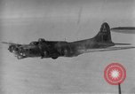 Standbild Boeing B-17 Flying Fortress Hamburg Deutschland, 1944, aus Sekunde 5 historischem Filmmaterial Videoclip 65675070661