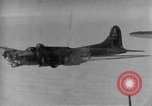 Standbild Boeing B-17 Flying Fortress Hamburg Deutschland, 1944, aus Sekunde 9 historischem Filmmaterial Videoclip 65675070661