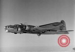 Standbild US B-17 Angriff auf Helgoland in Zweiten Weltkrieg Helgoland Nordsee, 1944, aus Sekunde 12 historischem Filmmaterial Videoclip 65675070662