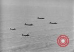 Standbild US B-17 Angriff auf Helgoland in Zweiten Weltkrieg Helgoland Nordsee, 1944, aus Sekunde 27 historischem Filmmaterial Videoclip 65675070662