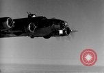 Standbild US B-17 Angriff auf Helgoland in Zweiten Weltkrieg Helgoland Nordsee, 1944, aus Sekunde 47 historischem Filmmaterial Videoclip 65675070662