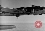 Standbild US B-17 Angriff auf Helgoland in Zweiten Weltkrieg Helgoland Nordsee, 1944, aus Sekunde 52 historischem Filmmaterial Videoclip 65675070662