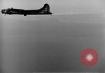 Standbild Bombardierung Hamburg Deutschland, 1944, aus Sekunde 24 historischem Filmmaterial Videoclip 65675070663