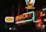 Standbild Nachtleben in Soho in London Soho London England United Kingdom, 1968, aus Sekunde 10 historischem Filmmaterial Videoclip 65675070671