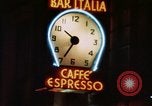 Standbild Nachtleben in Soho in London Soho London England United Kingdom, 1968, aus Sekunde 13 historischem Filmmaterial Videoclip 65675070671