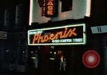 Standbild Soho 1960 Neon signs Soho London England United Kingdom, 1968, aus Sekunde 9 historischem Filmmaterial Videoclip 65675070675