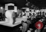 Standbild fashion show London England Vereinigtes Königreich, 1966, aus Sekunde 5 historischem Filmmaterial Videoclip 65675070681