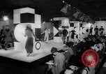 Standbild fashion show London England Vereinigtes Königreich, 1966, aus Sekunde 6 historischem Filmmaterial Videoclip 65675070681