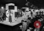 Standbild fashion show London England Vereinigtes Königreich, 1966, aus Sekunde 8 historischem Filmmaterial Videoclip 65675070681