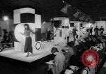 Standbild fashion show London England Vereinigtes Königreich, 1966, aus Sekunde 9 historischem Filmmaterial Videoclip 65675070681