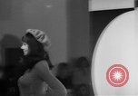 Standbild fashion show London England Vereinigtes Königreich, 1966, aus Sekunde 10 historischem Filmmaterial Videoclip 65675070681