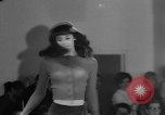Standbild fashion show London England Vereinigtes Königreich, 1966, aus Sekunde 12 historischem Filmmaterial Videoclip 65675070681