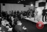Standbild fashion show London England Vereinigtes Königreich, 1966, aus Sekunde 13 historischem Filmmaterial Videoclip 65675070681