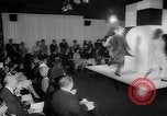 Standbild fashion show London England Vereinigtes Königreich, 1966, aus Sekunde 16 historischem Filmmaterial Videoclip 65675070681