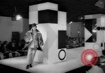 Standbild fashion show London England Vereinigtes Königreich, 1966, aus Sekunde 20 historischem Filmmaterial Videoclip 65675070681